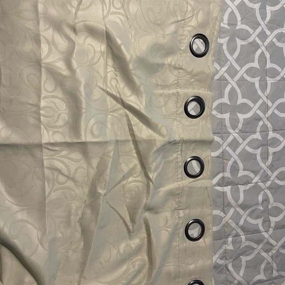 4 curtain panels - Picture 5 of 5